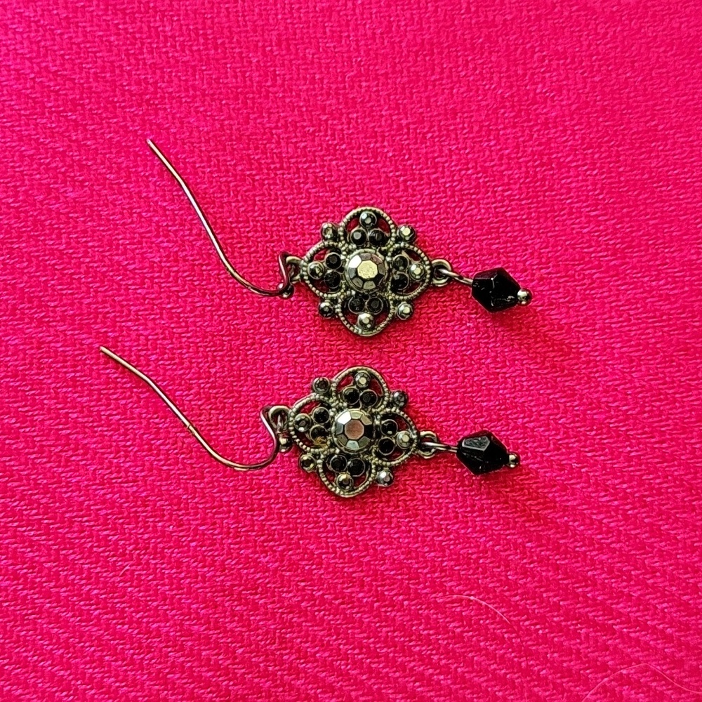 Gunmetal filigree, hematite, & black earrings